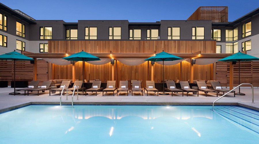 Embassy Suites Boulder pool area